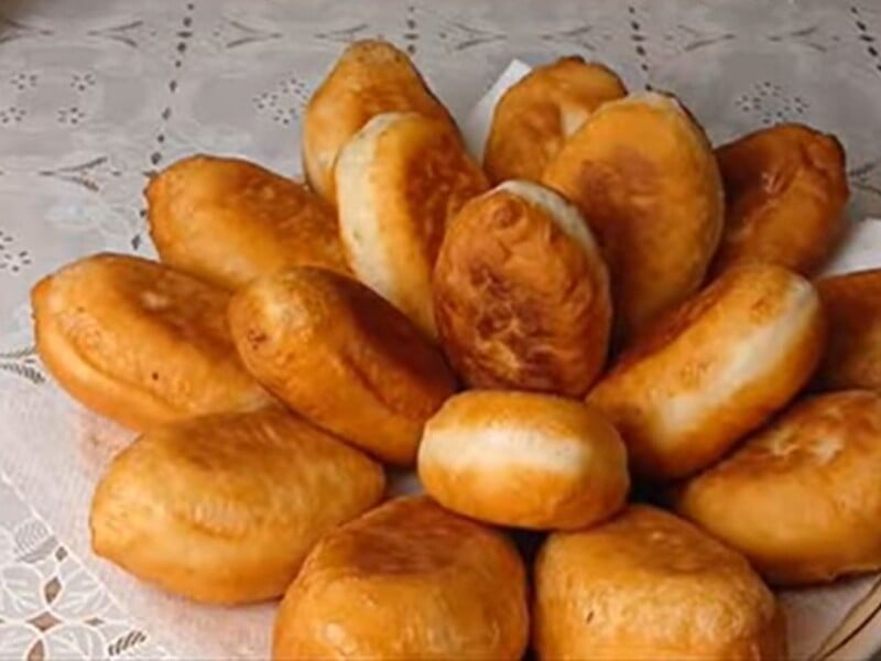 Пишні й повітряні смажені пиріжки за цим рецептом готуються дуже швидко, а руки залишаються чистими