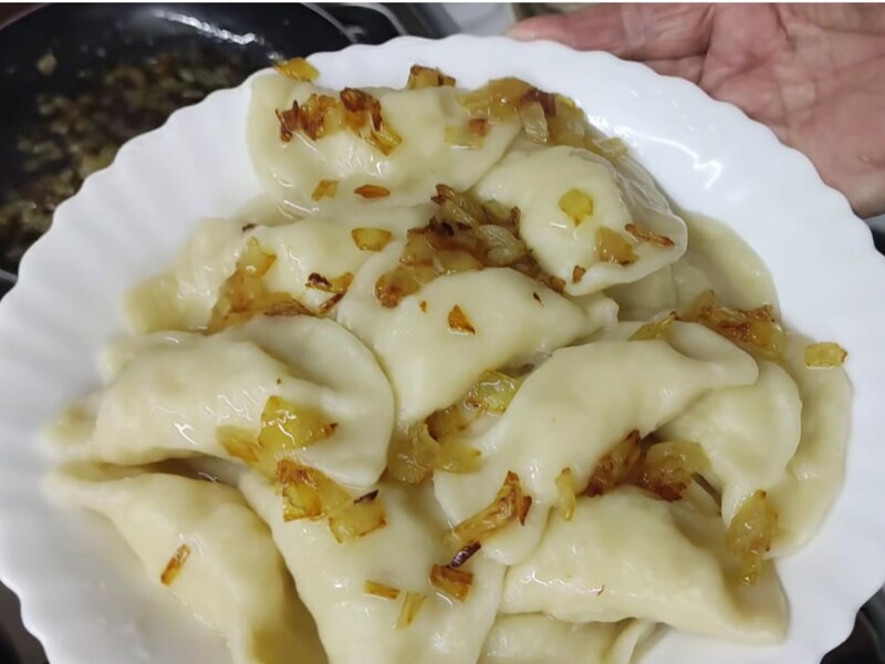 Із цього тіста завжди виходять ідеальні вареники, які не розварюються. Рецепт