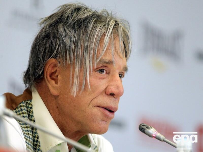 Намисто, хрестик і борги за оренду. 73-річний Рурк з'явився на людях із голеною головою