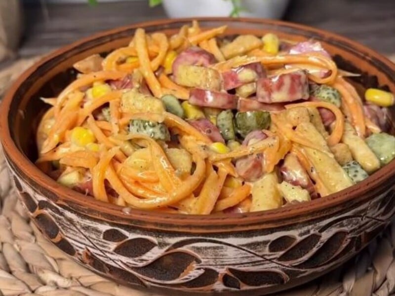 Просто змішайте ці шість інгредієнтів – й отримаєте божественний салат. Швидкий рецепт