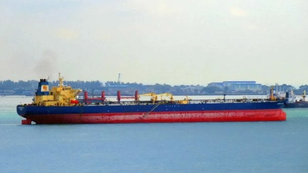 Десятки танкерів «тіньового флоту» застрягли у морі після відмови Індії від російської нафти — Bloomberg