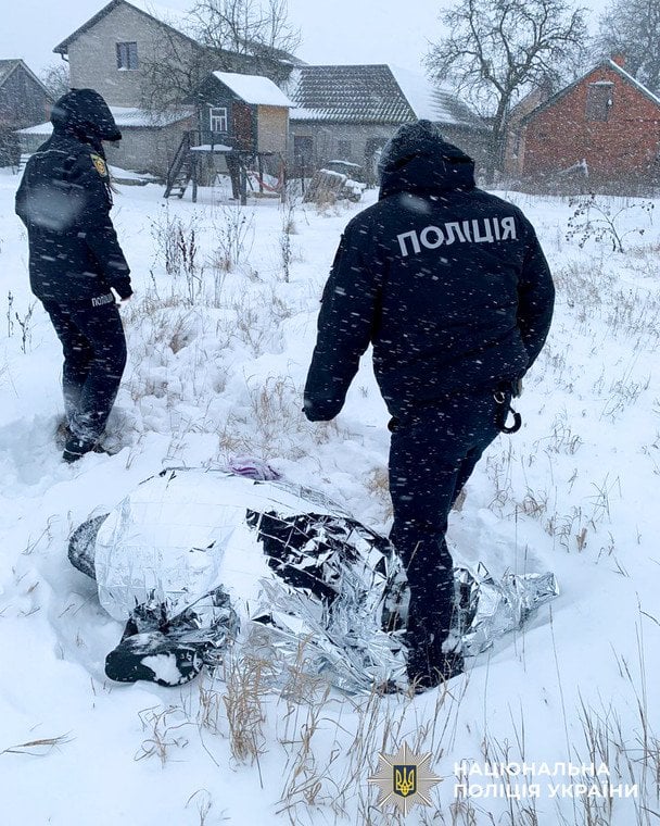 Ледь не замерзла у сніговому заметі: на Рівненщині врятували жінку, яка кілька годин пролежала у снігу (фото)