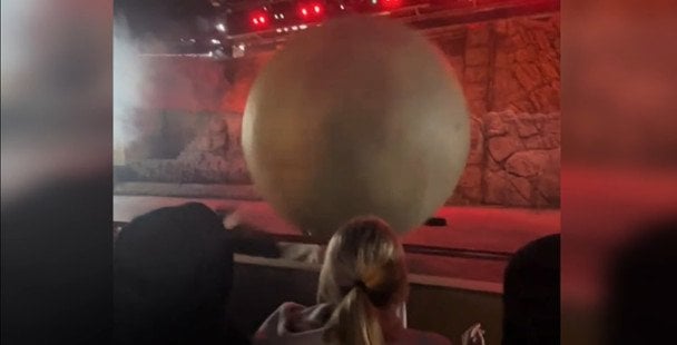 Мережу підірвало відео порятунку глядачів у Disney World: каскадер кинувся під гігантський валун