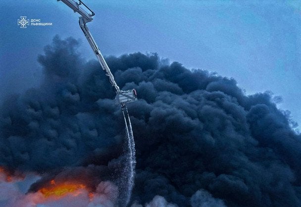 Резонансний удар по Бродах: у місті дим і різкий запах, дітей відправили на дистанційку — що відомо Резонансний удар по Бродах: у місті дим і різкий запах, дітей відправили на дистанційку — що відомо