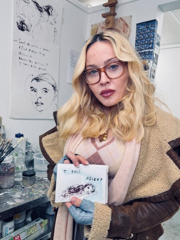 Мадонна розлютила появою на публіці в шапці-вушанці з символікою СРСР та в компанії росіян