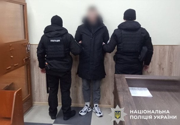 На Київщині чоловік катував дітей своєї співмешканки: оприлюднено шокувальні деталі та фото