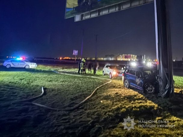 На Одещині автівка влетіла у стелу: троє загиблих