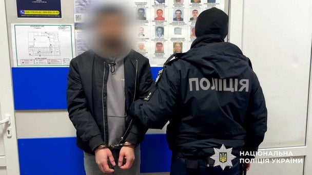 Понівечив обличчя через зауваження: у Києві пасажир напав на водія трамвая