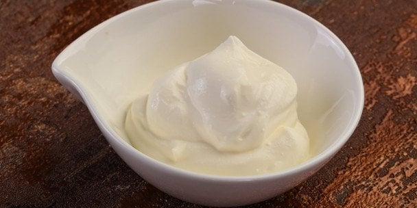 З чим змішати згущене молоко, щоб отримати «божественний» крем для тортів: точно не з маслом