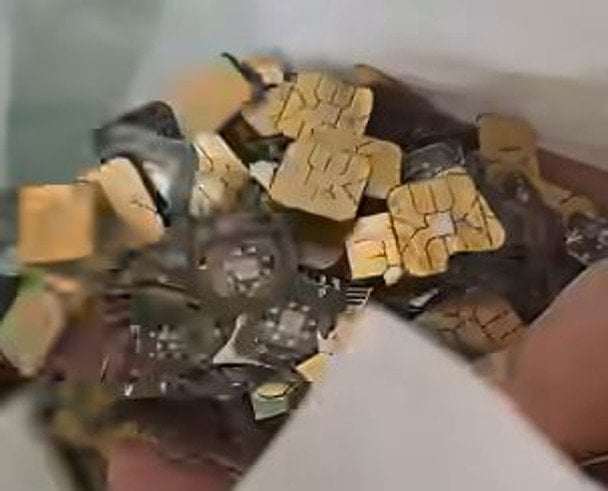 Блогер показав, як видобув майже 200 г золота з електронних відходів, зокрема SIM-карт — відео