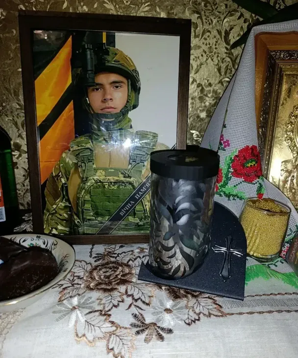 Били і змушували їсти з брудної підлоги: 17-річний курсант повісився після катувань сержантів — ЗМІ