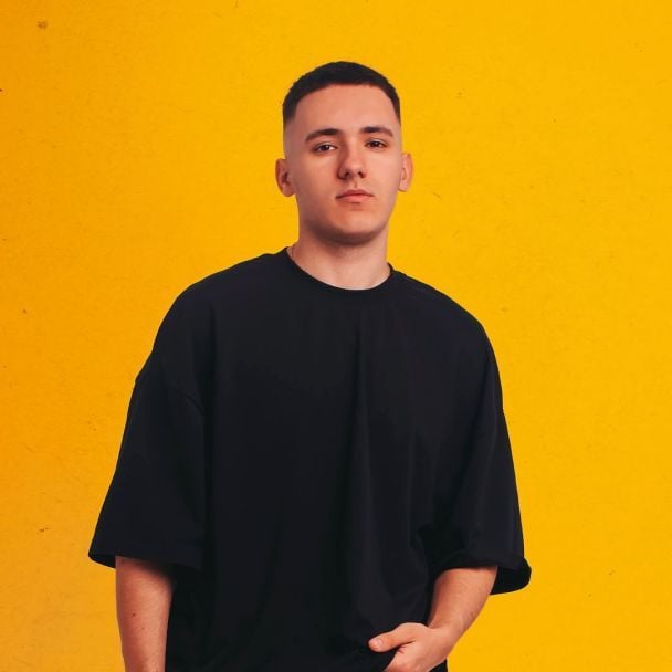 20-річний відомий український співак переніс операцію та показався на милицях