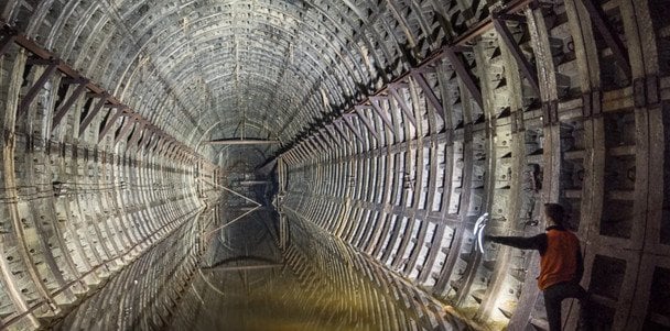 В метро Києва чоловік зупинив рух поїздів біганиною по коліях: що відомо