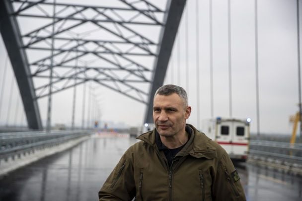 Шоста доба без тепла і світла: Кличко про ситуацію у «заморожених» багатоповерхівках