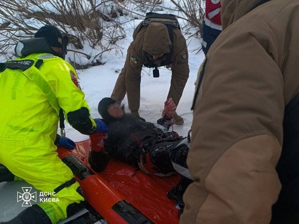 Застряг у кризі за 100 м від берега: в Києві ледь не потонув чоловік (фото, відео)