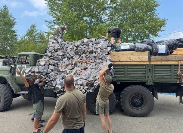 Росіяни почали використовувати "реалістичні" маскувальні сітки на фронті (фото)