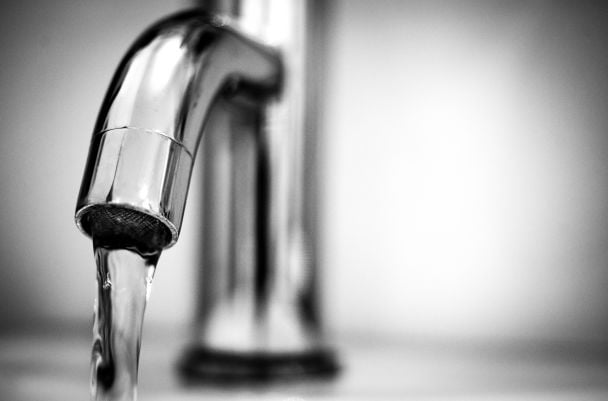 Запас води під час відключень: скільки літрів потрібно людині на добу