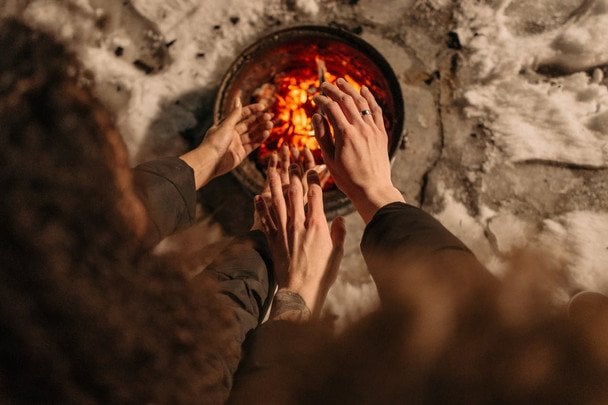 Як зігрітися в квартирі без електрики та опалення: перевірені та безпечні лайфгаки