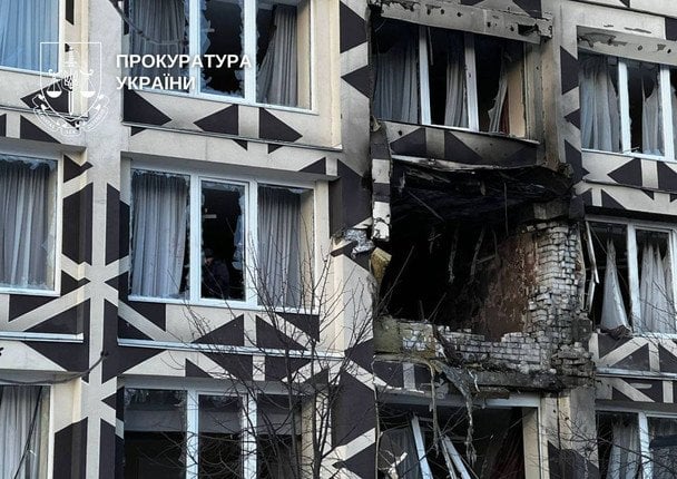 Який вигляд має клініка на Оболоні в Києві після атаки РФ (фото, відео)