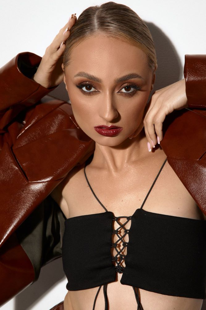 Співачка TINA PETRIV презентує пісню “Light in Us” - маніфести внутрішнього світла та сили духу