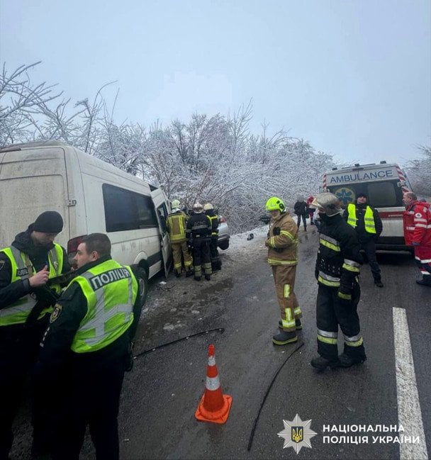Під Києвом зіткнулися маршрутка і легковик: є загиблі та постраждалі (фото)