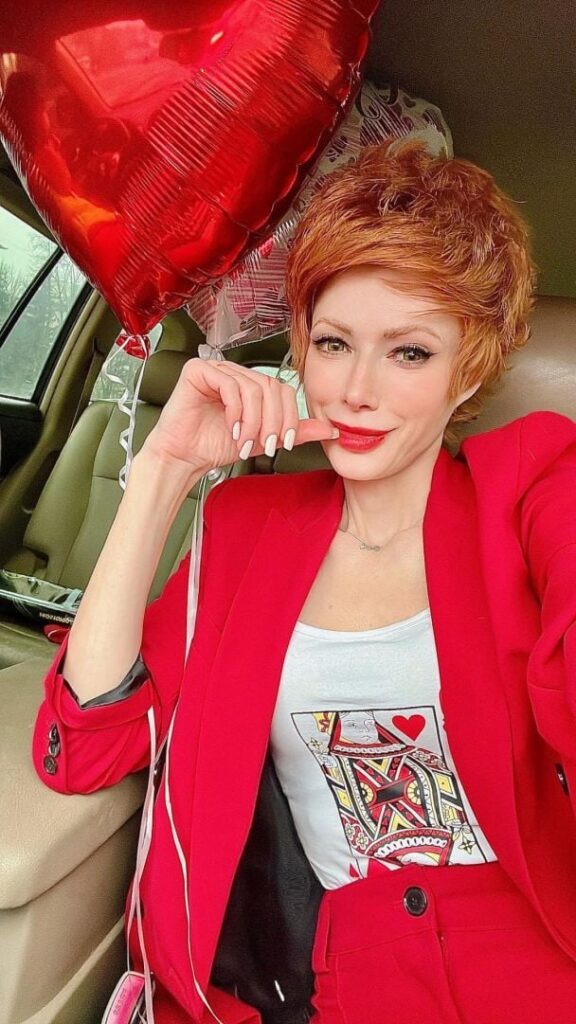 Олена-Христина Лебідь насмішила, як у купальнику та на підборах просто посеред снігу рубає дрова