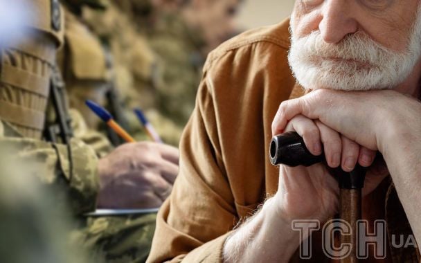 Зеленський дозволив чоловікам 60+ офіційно служити в армії і воювати: деталі
