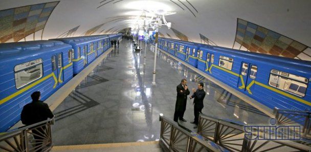 На станції метро Києва обвалилася стеля: що відомо (відео)