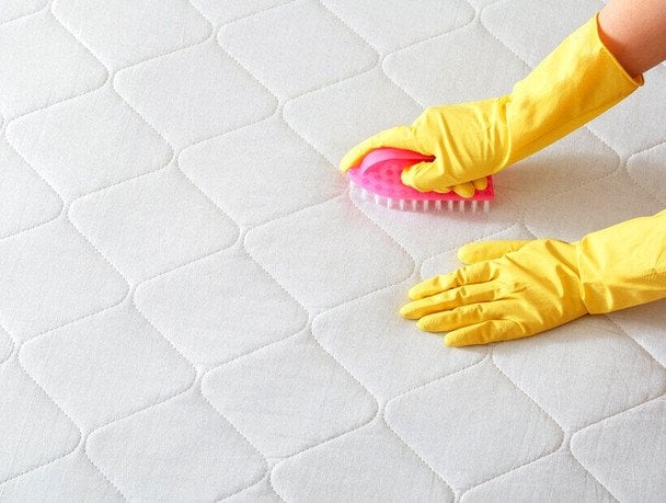 Як легко відчистити матрац від плям: дієві лайвгаки від експертки з клінінгу