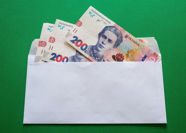 Багатодітну матір з Львівщини змусили повернути державі соціальні виплати: що сталось