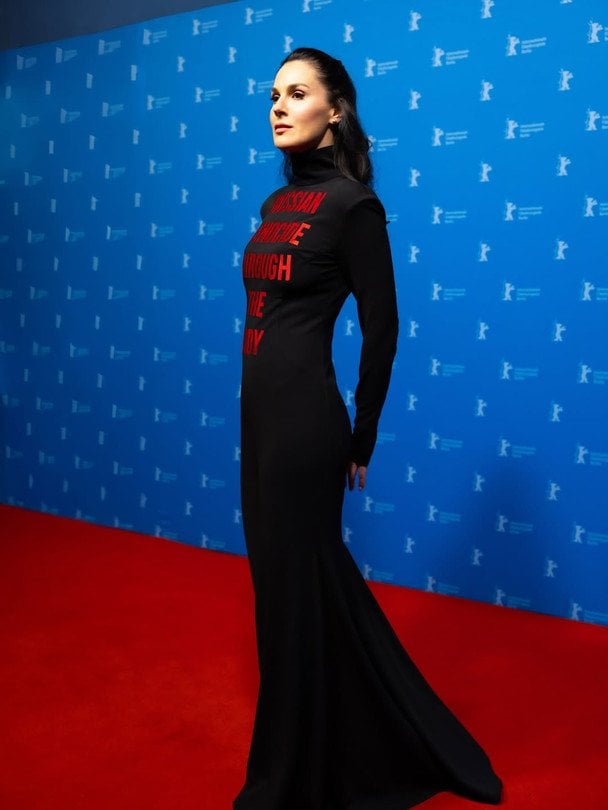 Єфросиніна на Берлінале-2026 довела до мурах символічною сукнею, яка нагадала про війну в Україні