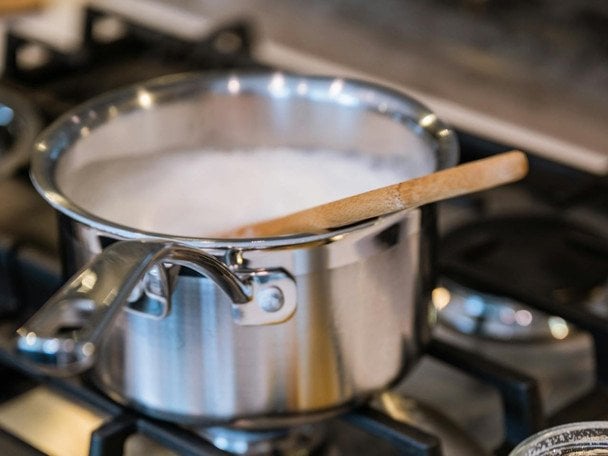 Секрет, який приховують професіональні кухарі: що додати в молоко, щоб воно не викіпало під час варіння Секрет, який приховують професіональні кухарі: що додати в молоко, щоб воно не викіпало під час варіння