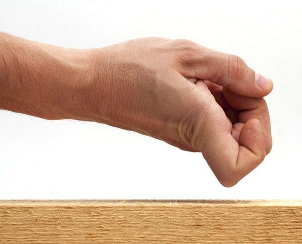 Навіщо стукають по дереву: значення прикмети та її походження