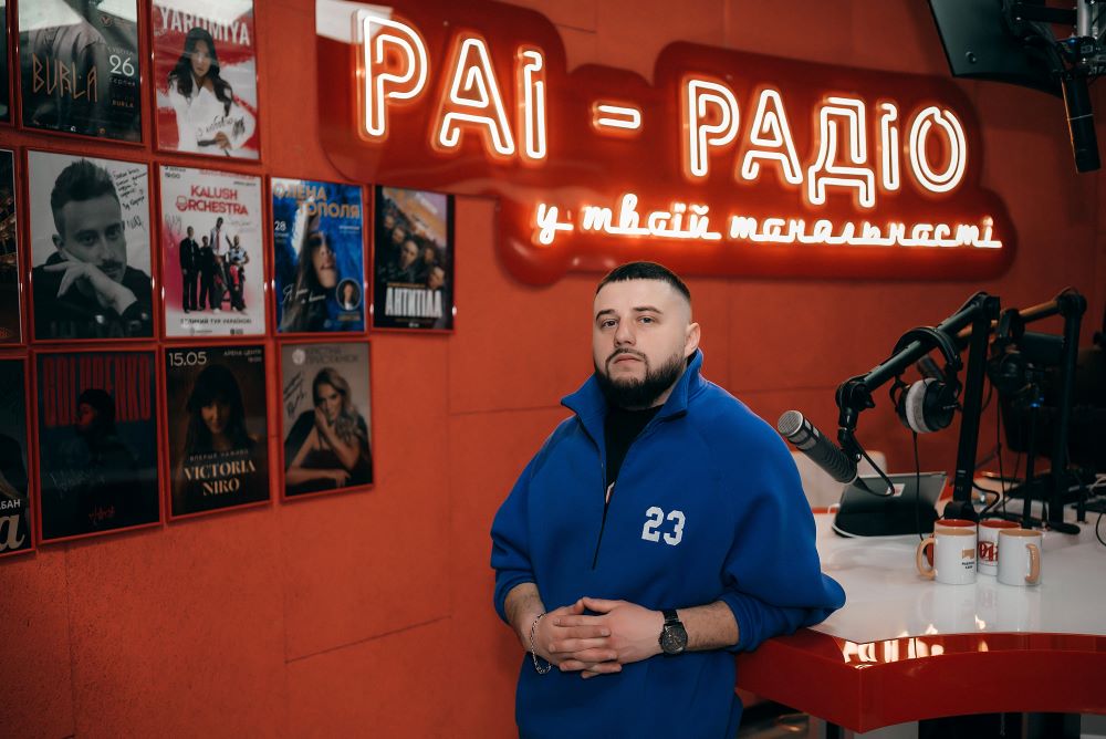 Український артист MoNaKiss уперше з’явився в ефірі радіо і телебачення