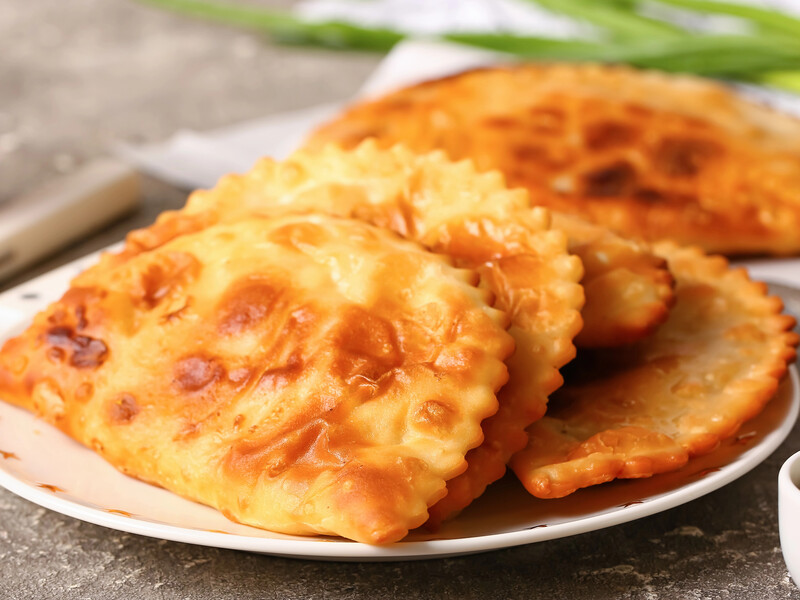 15 хвилин – і дуже смачні і хрусткі чебуреки готові. Найпростіший рецепт без зайвого клопоту