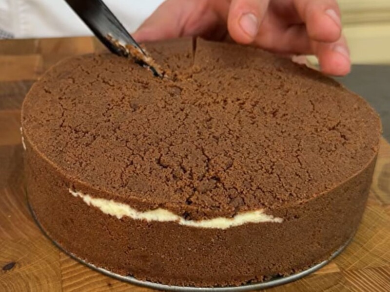 Приготуйте за цим рецептом ніжний торт без духовки і сковороди. Секрет – у чудовому заварному кремі