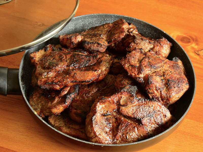 Не нехтуйте цими правилами, щоб приготувати ідеальний свинячий стейк. П'ять пунктів