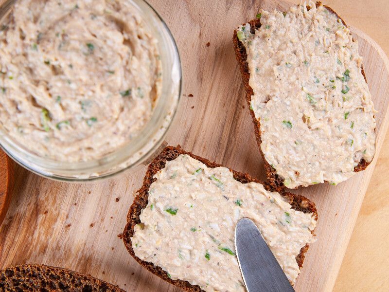 Ця дуже смачна намазка готується всього за 10 хвилин – просто поєднайте всі інгредієнти