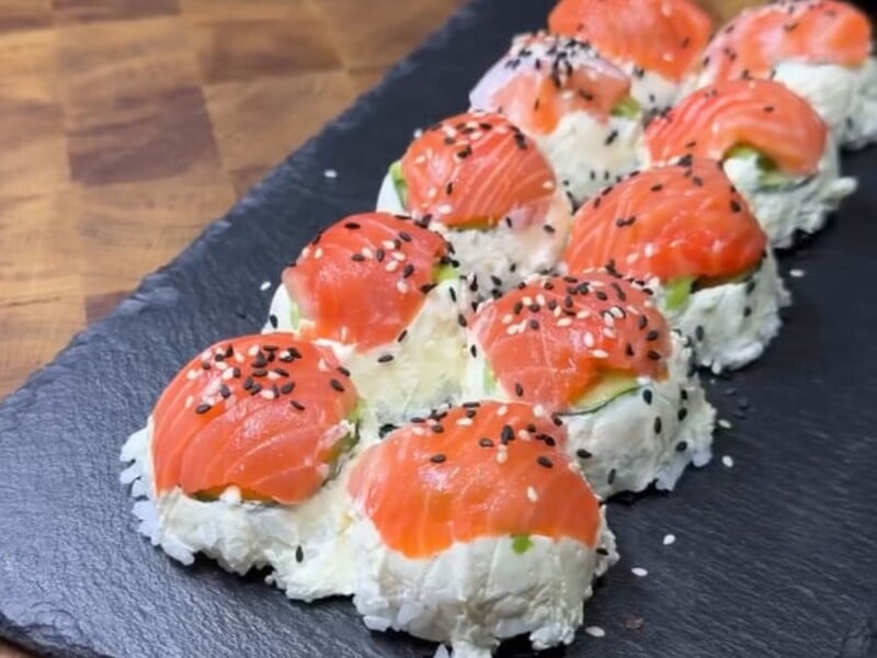 Лайфхак, як швидко і смачно приготувати суші в яєчному лотку