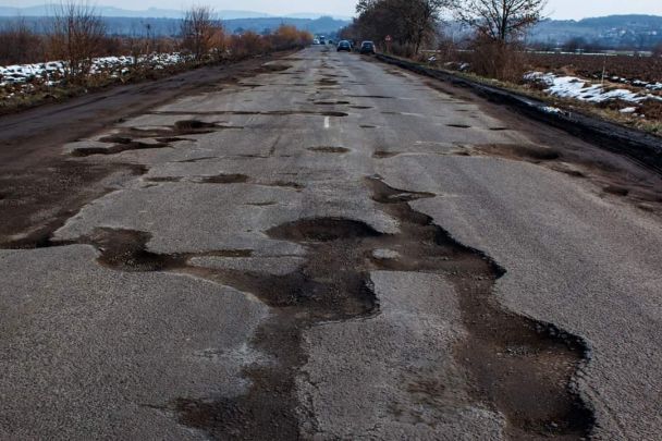 Жахлива Київ – Чоп та інші: хто платитиме за ремонт доріг, «убитих» зимою