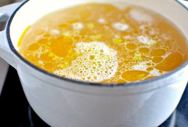 Коли солити бульйон: скільки спеції додавати