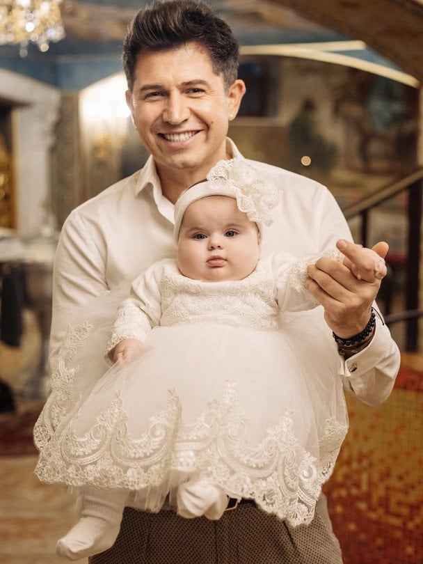 Андрій Джеджула похрестив новонароджену доньку та на фото з таїнства вперше повністю її показав