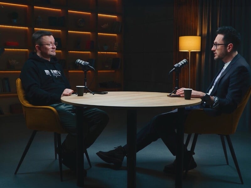 Фонд Ріната Ахметова запустив серію подкастів "ПроМене.ПроТебе" з ведучим Сікорою