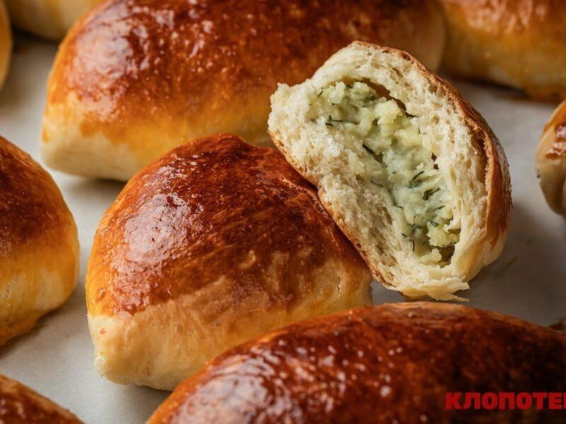 "Ніжне, як пух, тісто, гаряча картопелька, рум'яна скоринка". Фантастично смачні печені пиріжки