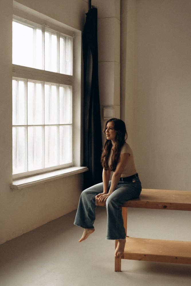 Танцювальний синті-поп для тих, хто вчиться відпускати: “Please love me” від VYNOHRADOVA