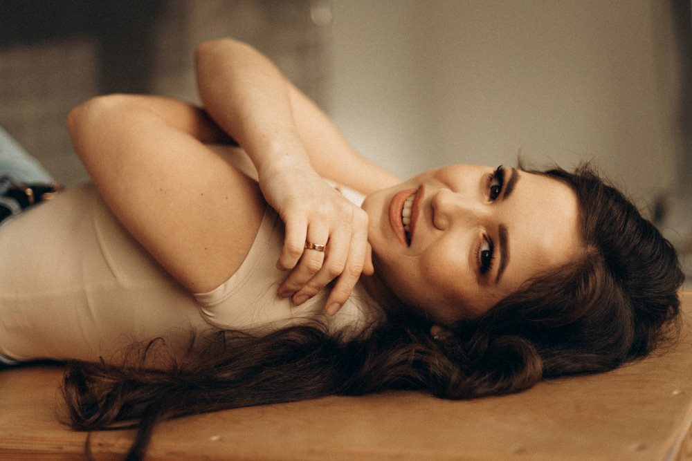 Танцювальний синті-поп для тих, хто вчиться відпускати: “Please love me” від VYNOHRADOVA Танцювальний синті-поп для тих, хто вчиться відпускати: “Please love me” від VYNOHRADOVA