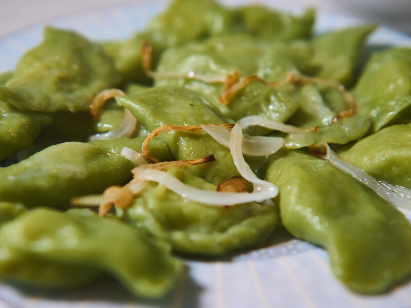 "Тісто дуже податливе, дуже м'яке, дуже класно ліпиться". Рецепт вареників із заварного тіста