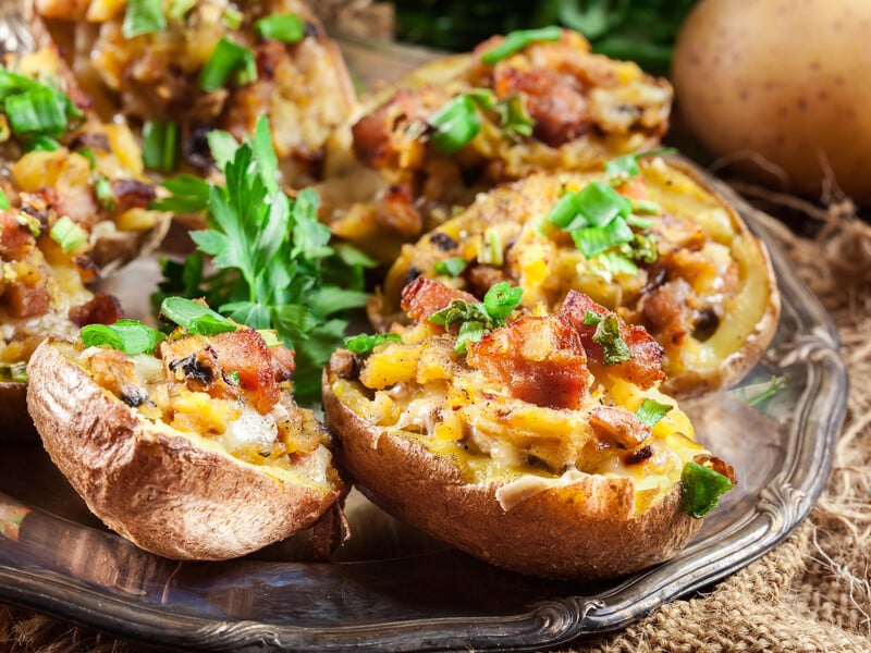 Нафаршируйте картоплю цією неймовірною начинкою – й отримаєте дуже ситну страву на вечір. Рецепт