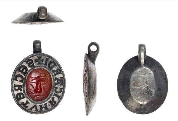 Артефакт у артефакті: в Британії знайшли середньовічний кулон із римською таємницею