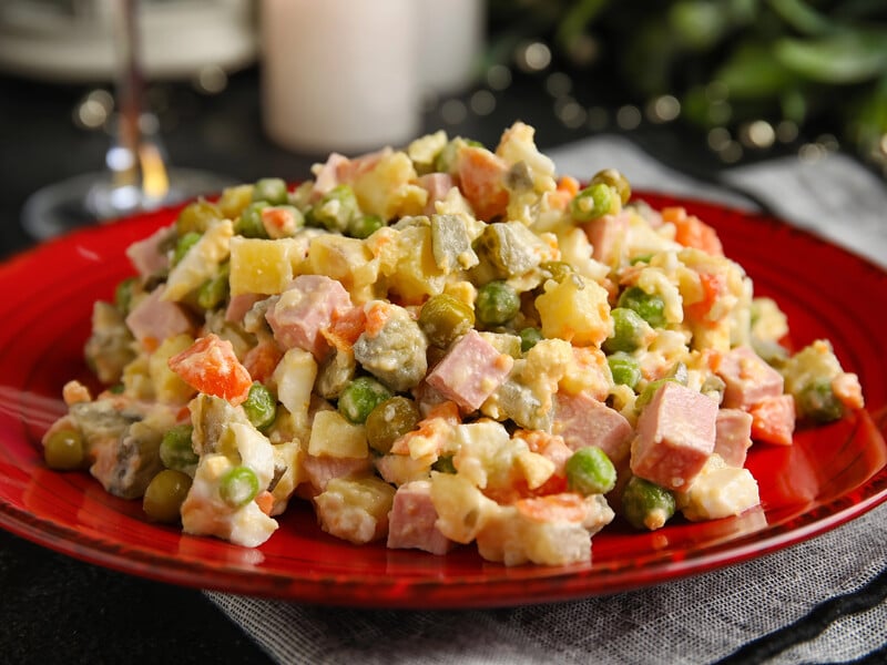 Цей інгредієнт кардинально змінить смак салату "Олів'є". Приготуйте смачну страву якнайшвидше